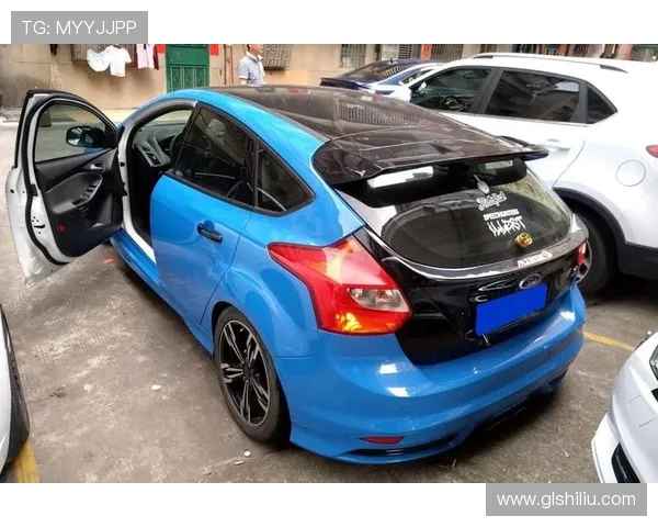 福克斯轻松写意空接暴扣，与球迷互动点燃现场激情